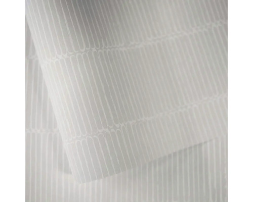 Bílá látka s proužkovaným vzorem