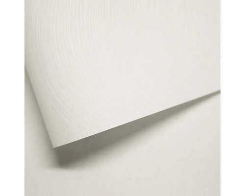 Detail bílé strukturované tapety