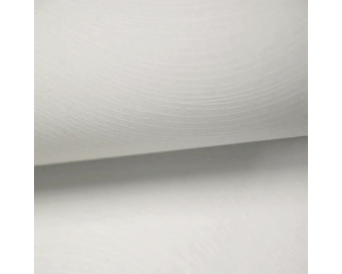 Detailní záběr bílé vliesové tapety.