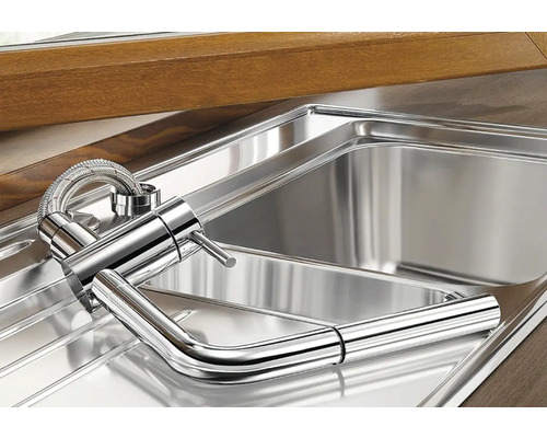 Kuchyňská dřezová baterie z kovu v dřezu