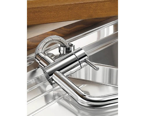 Nerezová kuchyňská baterie v dřezu