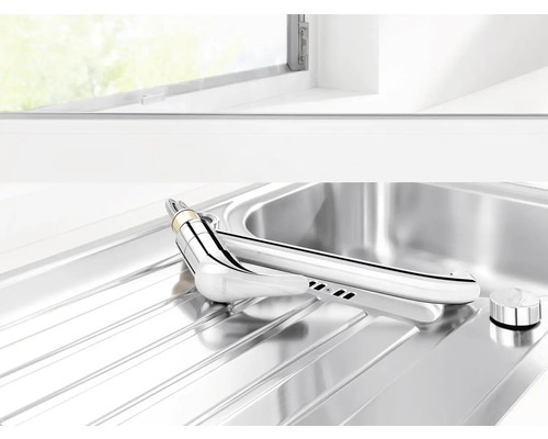 Kuchyňská baterie na nerezovém dřezu