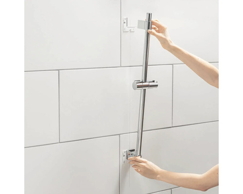 Montáž sprchové tyče na obloženou stěnu v koupelně.