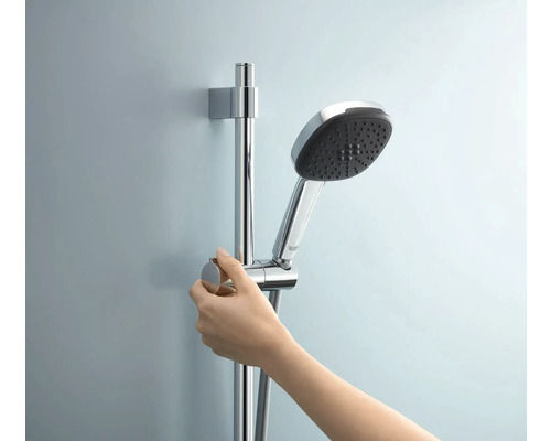 Sprchová tyč s ruční sprchou a rukou uživatele