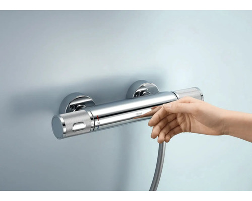 Termostatická baterie na stěnu s rukou pod ní