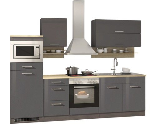 Kompletní kuchyně s mikrovlnnou troubou, digestoří, varnou deskou, dřezem a skříňkami.