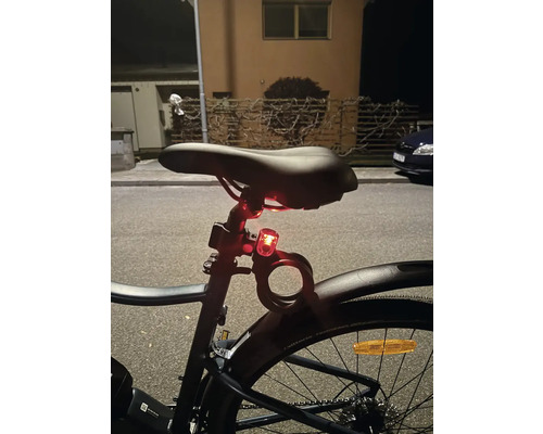 Jízdní kolo se zadním světlem a sedlem