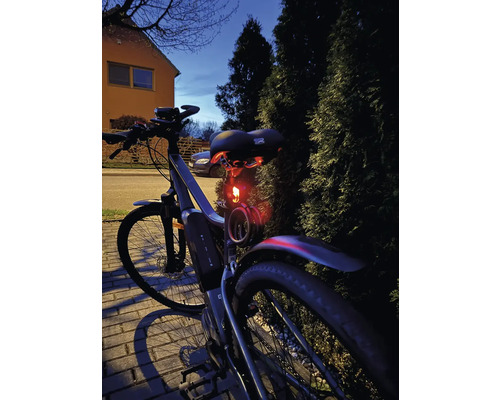 Jízdní kolo se zadním světlem venku