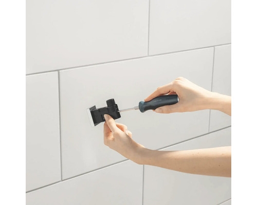 Montáž růžice baterie pomocí šroubováku na obkládanou stěnu.