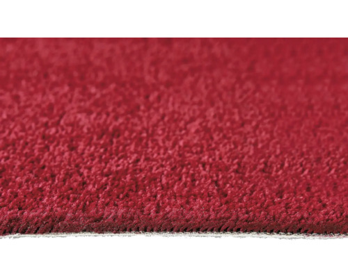 Detail červeného koberce s krátkým vlasem