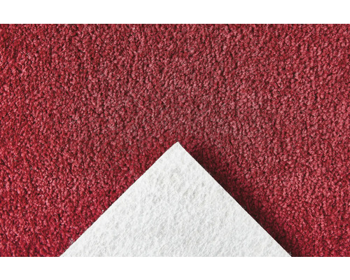Detailní pohled na červený koberec s bílou zadní stranou