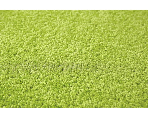 Detail zeleného koberce s vysokým vlasem