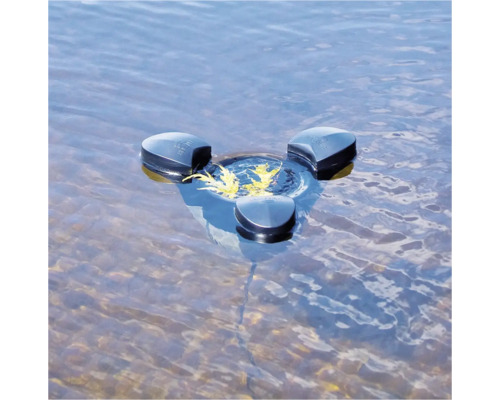 Plovoucí jezírkový skimmer ve vodě