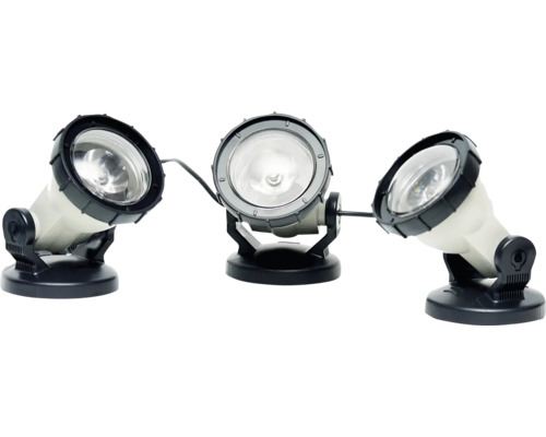 Tři reflektory na stativech