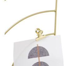 Detailní záběr zlatého držáku obrázků s listem papíru