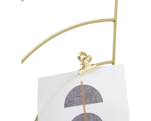 Detailní záběr zlatého držáku obrázků s listem papíru