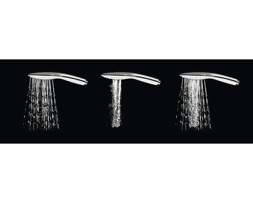 Tři sprchové hlavice s různými typy proudu v provozu