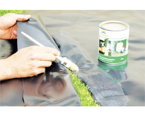 Aplikace lepidla na jezírkové fólie štětcem na jezírkovou fólii