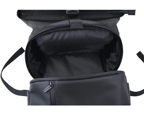 Vnitřní pohled na otevřený batoh