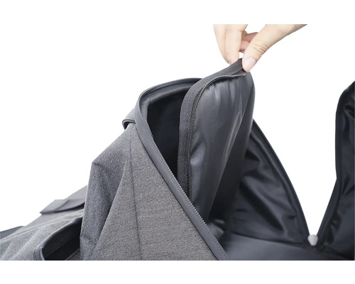 Detailní záběr otevřeného batohu se zipem