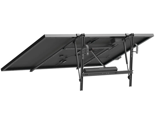 Pohled zespodu na solární panel s montážním systémem