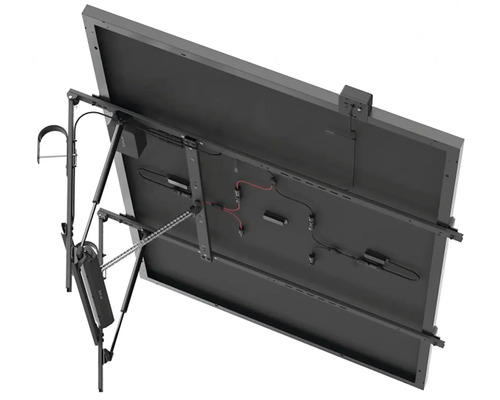 Pohled zezadu na solární modul s montážním systémem