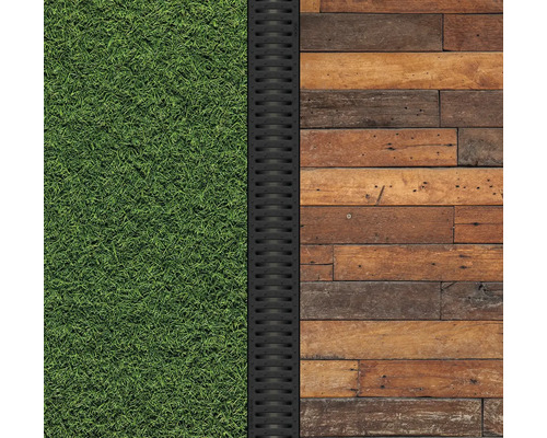 Trávník, odvodňovací žlab a dřevěná podlaha vedle sebe