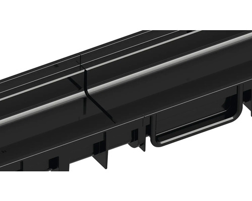 Pohled shora na sprchový žlab