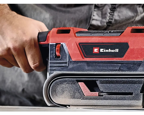 Pásová bruska Einhell v provozu s logem Einhell