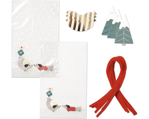 Dekorace s dárkovými taškami, ubrousky, ozdobným stromkem a šálou