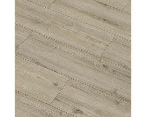 Položená laminátová podlaha se vzhledem dřeva.