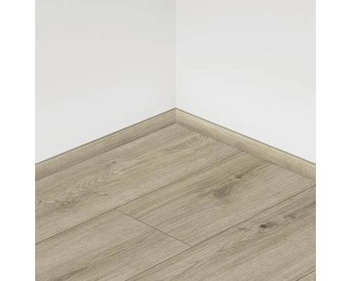 Roh s laminátovou podlahou a soklovou lištou