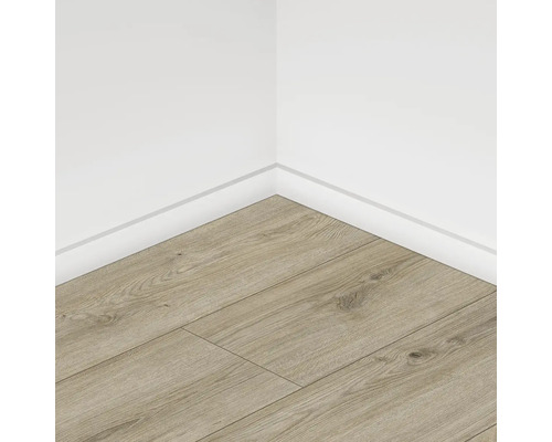 Položená laminátová podlaha ve světlé místnosti.