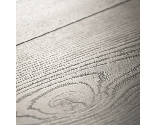 Detail laminátové podlahy s texturou dřeva