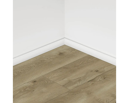 Položená laminátová podlaha ve světlé místnosti.