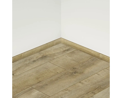 Položená laminátová podlaha s odpovídající podlahovou lištou u stěny