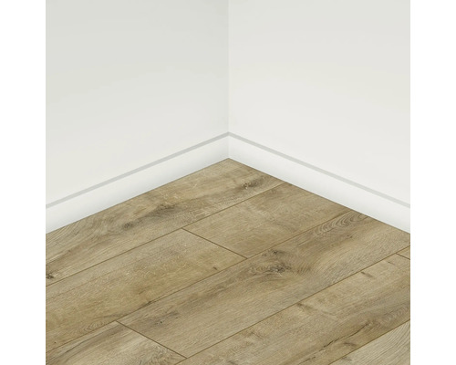 Položená laminátová podlaha v rohu místnosti