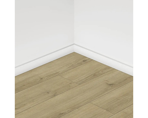 Položená laminátová podlaha v místnosti s podlahovými lištami.