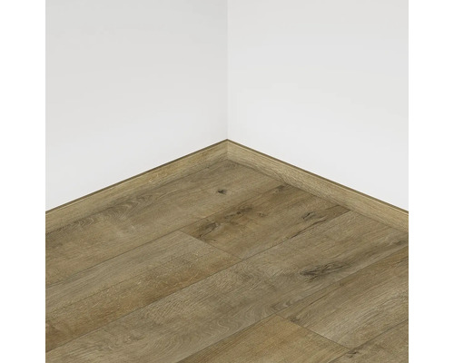 Položená laminátová podlaha s odpovídající podlahovou lištou na stěně místnosti