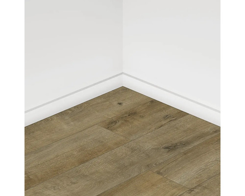 Položená laminátová podlaha se vzhledem dřeva v rohu místnosti