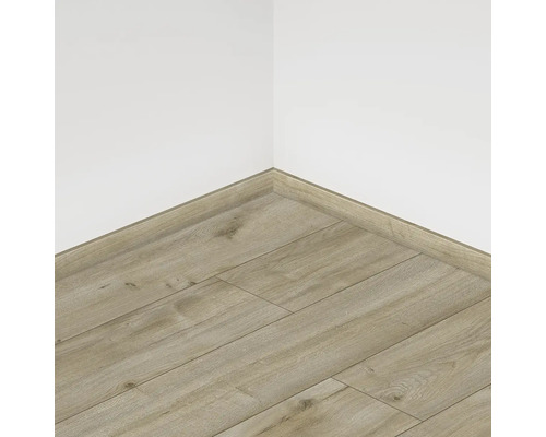 Roh místnosti s laminátovou podlahou a soklovou lištou