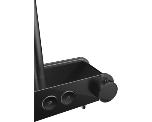 Detailní pohled na sprchový systém s ovládacími prvky pro regulaci teploty a typu proudu.