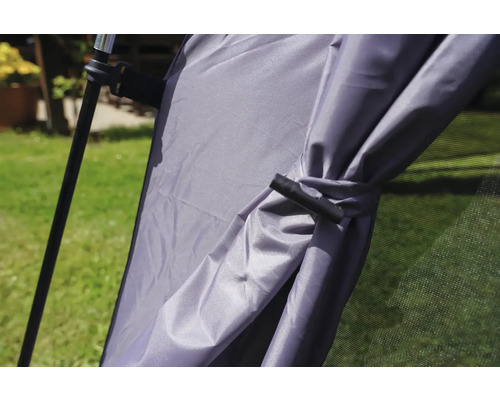 Detailní pohled na altán s oponou a rámem