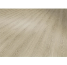 Položená laminátová podlaha s dřevěným vzhledem