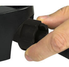 Detailní záběr osoby otáčející černý upevňovací knoflík