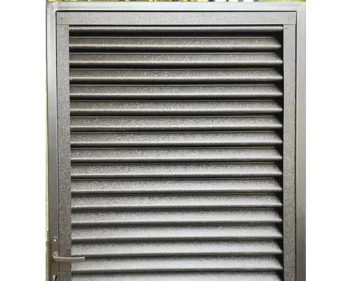 Kovový plot s lamelami do zahrady