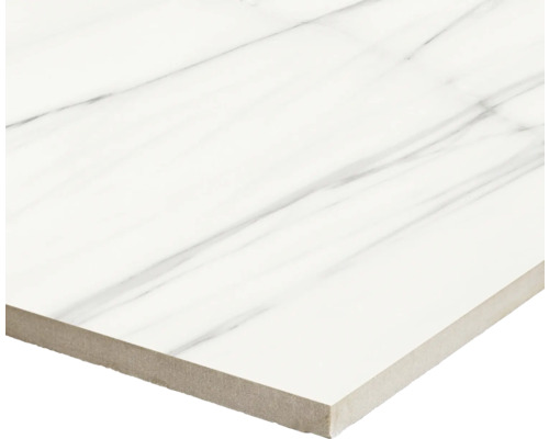 Bílá podlahová dlaždice se vzhledem mramoru