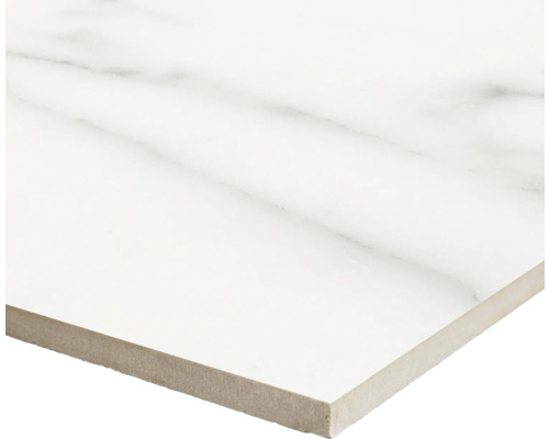 Bílá podlahová dlaždice se vzhledem mramoru