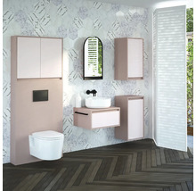 Moderní koupelna s umyvadlem, zrcadlem, skříňkami a toaletou