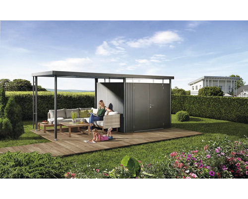 Scéna se zahradním domkem, terasou a posezením na zahradě